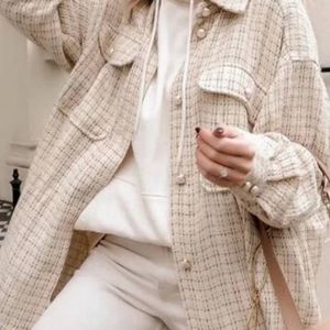 Beige button plaid pattern top. 